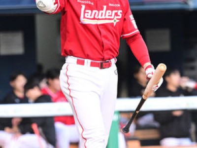 김재환 1군 복귀 후 첫 홈런 터뜨려